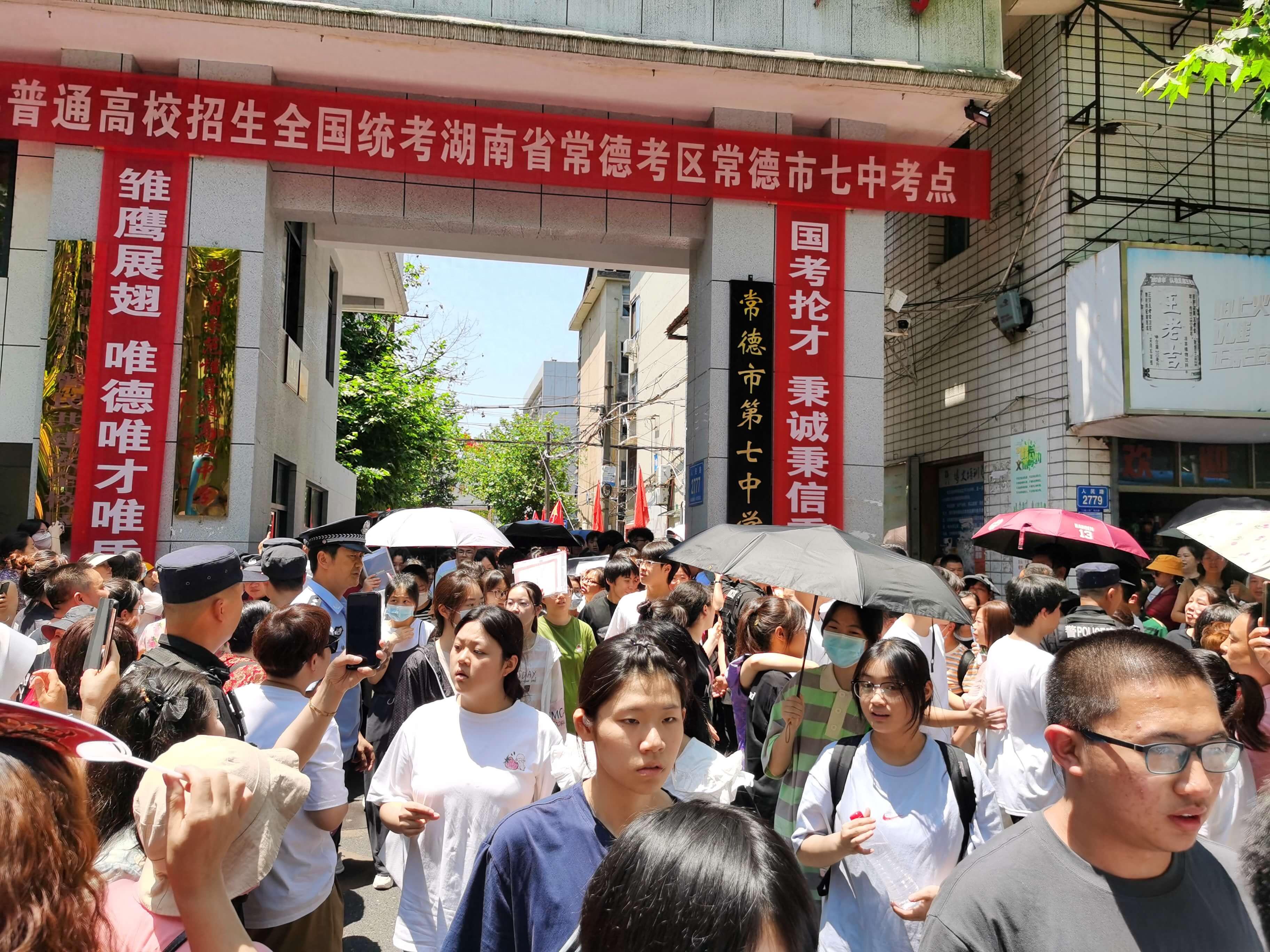痛失好局,瑞士主帅雅金在球队被卡塔尔绝平后怒摔水瓶