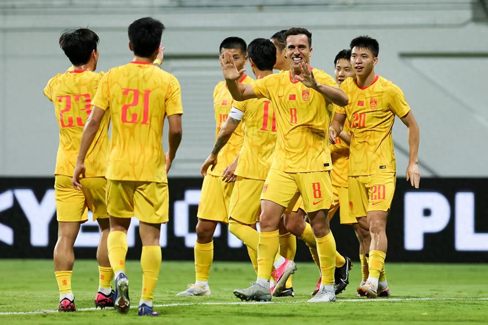 记者：费内巴切仍在和曼城谈阿克转会费，预计700万+150万镑