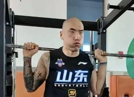 詹姆斯高尔夫事件无后续?刘翔纪录被质疑,虎扑热帖太敢问