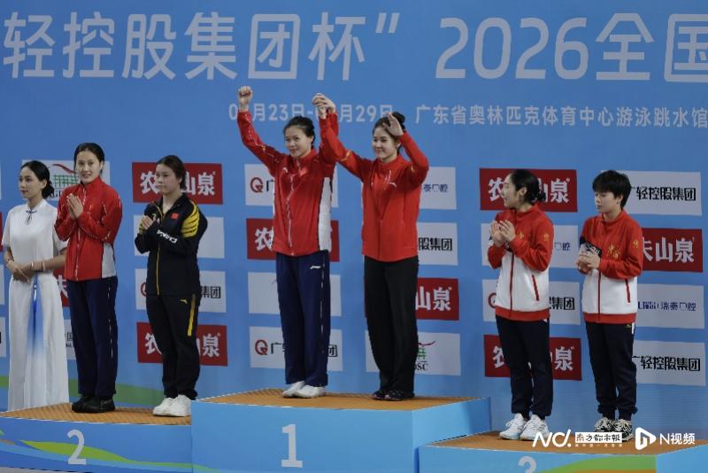 尼克斯球星的双胞胎接管发布会，萌娃抢尽风头